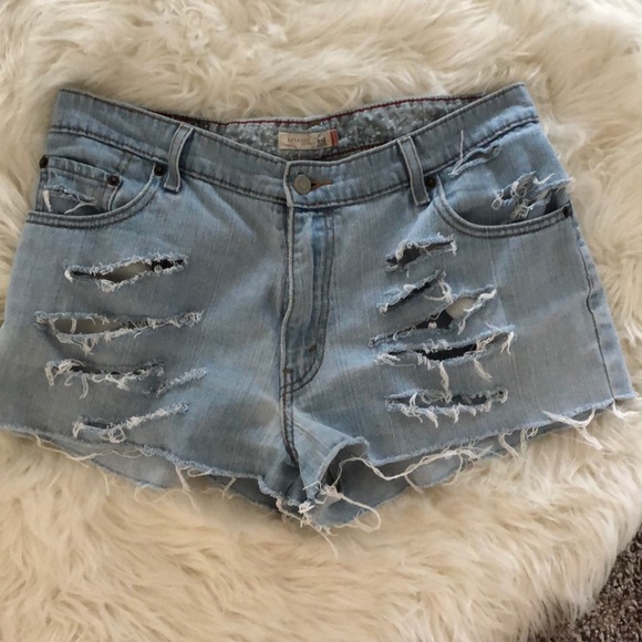 Distressed Levi’s jean shorts - Picture 3 of 7